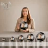 Gamme complète de plaques funéraires circulaires avec portrait et mains jointes, finition chrome or, présentées en six tailles croissantes du M au 3XL, fond neutre professionnel