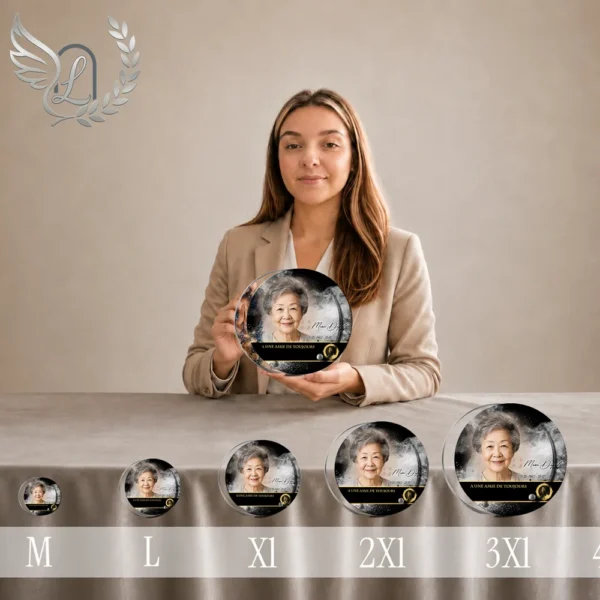 Gamme complète de plaques funéraires circulaires avec portrait et mains jointes, finition chrome or, présentées en six tailles croissantes du M au 3XL, fond neutre professionnel