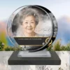 Plaque funéraire médaillon rond mains jointes posée sur socle ardoise du Brésil, fixation inox, 1er sous-décor