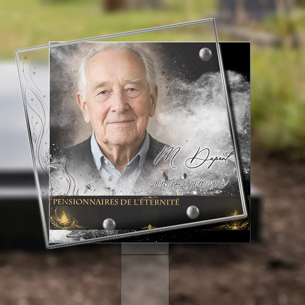 Plaque Carré Flamme éternelle plantée dans la terre