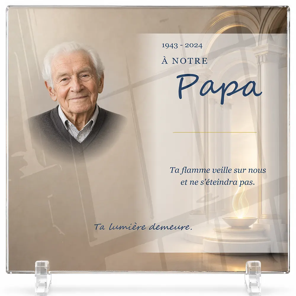 Plaque funéraire carré Flamme éternelle personnalisée — portrait, texte libre et fond au choix, présentée sur pied plexi