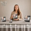 Gamme complète de plaques funéraires carrées en plexiglas or présentant un portrait photographique et motif flamme éternelle, quatre formats alignés de différentes tailles