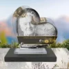 Plaque funéraire cœur flamme éternelle posée sur socle ardoise du Brésil, fixation inox, 1er sous-décor