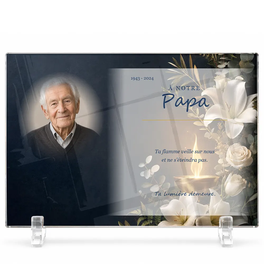 Plaque funéraire panoramique Flamme éternelle personnalisée — portrait, texte libre et fond au choix, présentée sur pied plexi