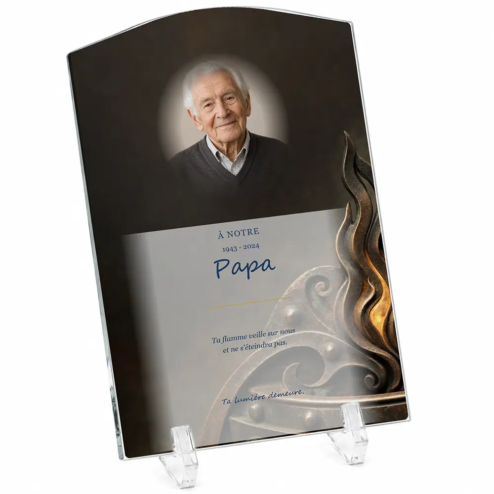 Plaque funéraire stèle Flamme éternelle personnalisée — portrait, texte libre et fond au choix, présentée sur pied plexi