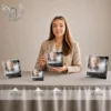Gamme de plaques funéraires carrées avec portrait en finition or, présentées en quatre tailles différentes, composition minimaliste sur fond beige avec détails dorés