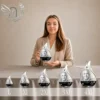 Gamme de plaques funéraires en forme de flamme finition argent, présentées en cinq tailles croissantes, avec portrait gravé en noir et blanc, exposition en étagère