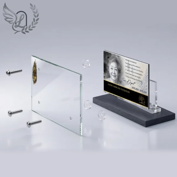 Plaque funéraire panoramique photo portrait en vue éclatée : assemblage 5 couches plexiglas, entretoises chromées, dibond aluminium, vis inox 316