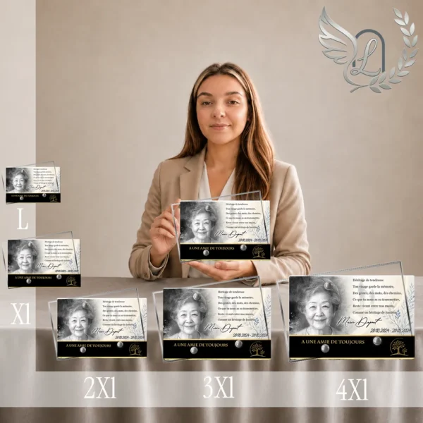 Gamme de plaques funéraires panoramiques avec photo portrait et finition or, présentées côte à côte en tailles croissantes 2XL 3XL 4XL, motif arbre de vie doré et inscription en cursive