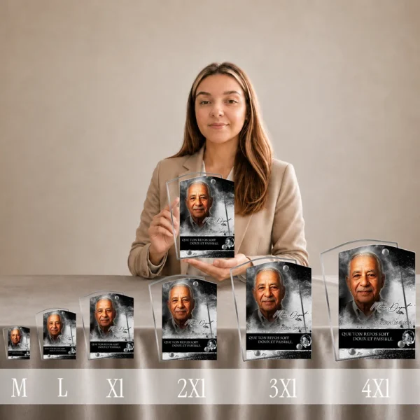 Gamme de plaques funéraires rectangles stèle en plexiglas argenté avec portrait photo, du format M au 4XL, présentées côte à côte avec finition chrome argent et texte de recueillement