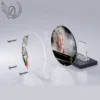 Plaque funéraire médaillon rond photo portrait en vue éclatée : assemblage 5 couches plexiglas, entretoises chromées, dibond aluminium, vis inox 316