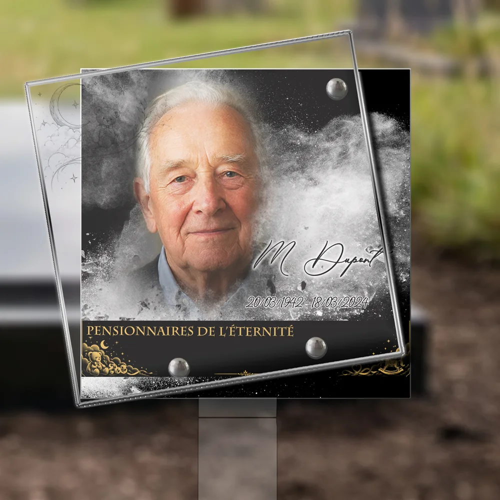 Plaque Carré Enfant plantée dans la terre