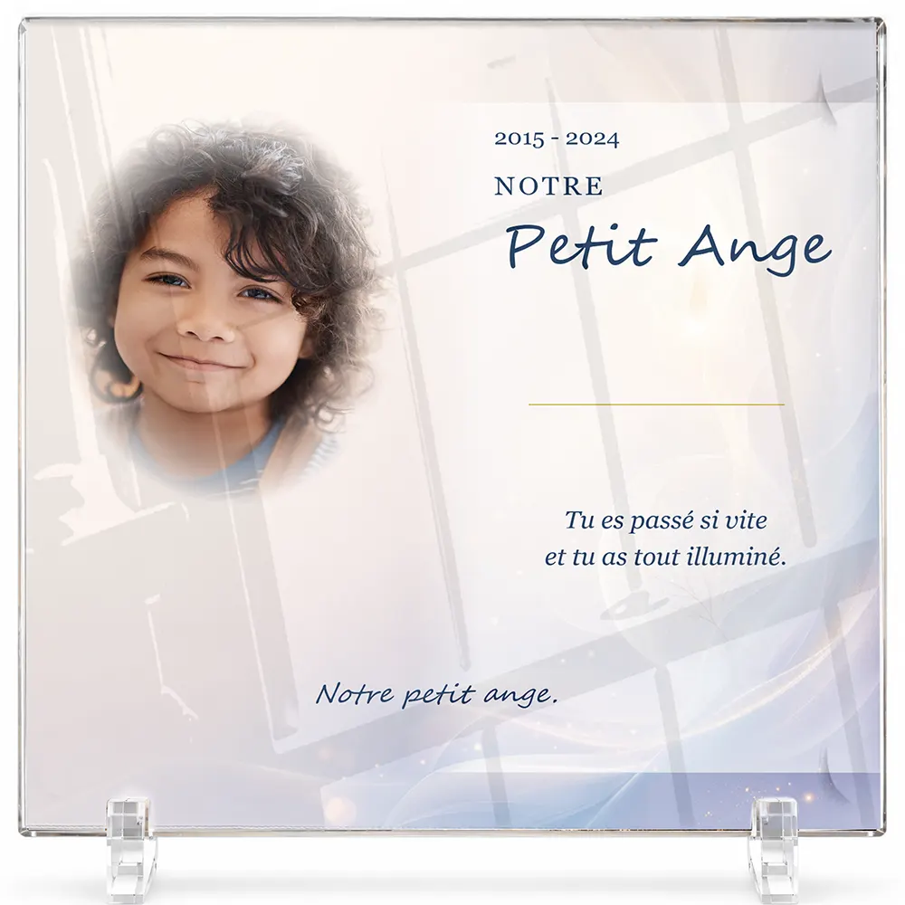 Plaque funéraire carré Enfant personnalisée — portrait, texte libre et fond au choix, présentée sur pied plexi