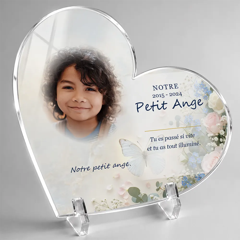 Plaque funéraire cœur Enfant personnalisée — portrait, texte libre et fond au choix, présentée sur pied plexi