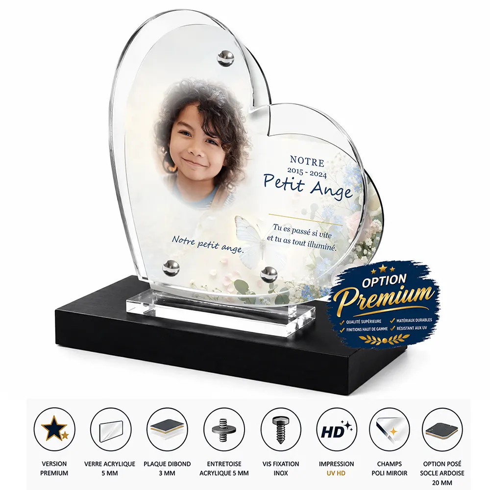 Plaque funéraire cœur Enfant finition premium présentée sur socle en ardoise
