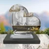 Plaque funéraire cœur enfant posée sur socle ardoise du Brésil, fixation inox, 1er sous-décor