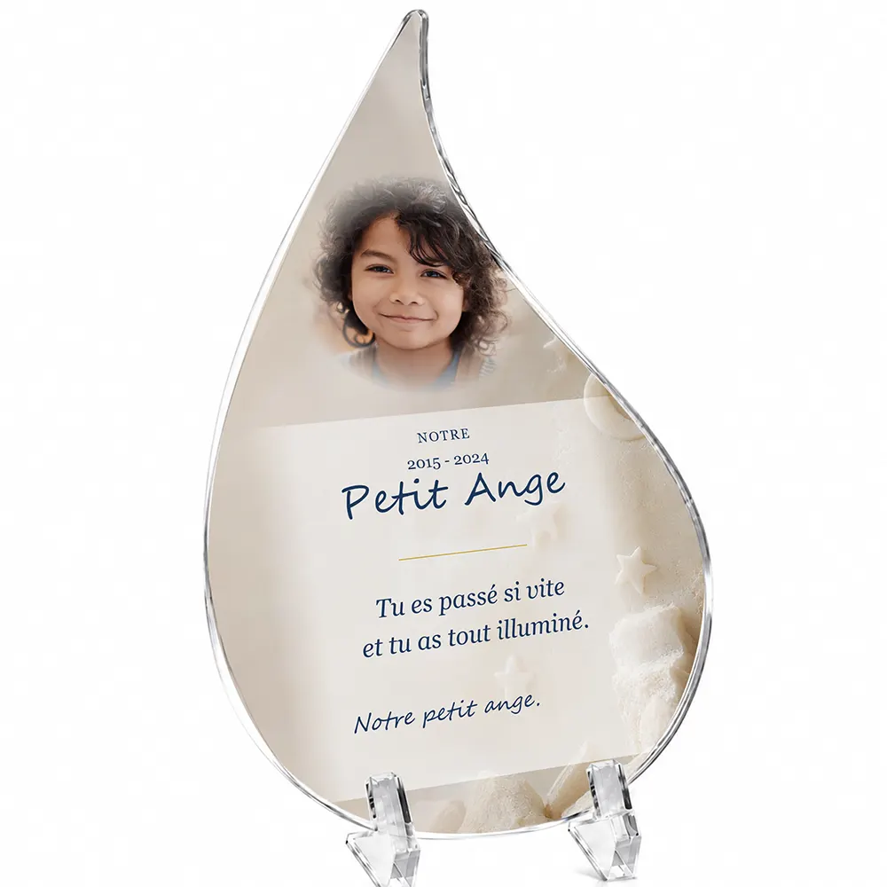 Plaque funéraire flamme Enfant personnalisée — portrait, texte libre et fond au choix, présentée sur pied plexi