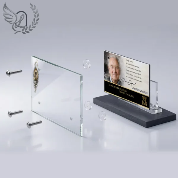 Plaque funéraire panoramique enfant en vue éclatée : assemblage 5 couches plexiglas, entretoises chromées, dibond aluminium, vis inox 316