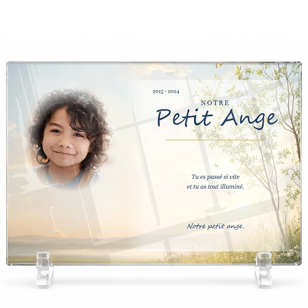 Plaque funéraire panoramique Enfant personnalisée — portrait, texte libre et fond au choix, présentée sur pied plexi