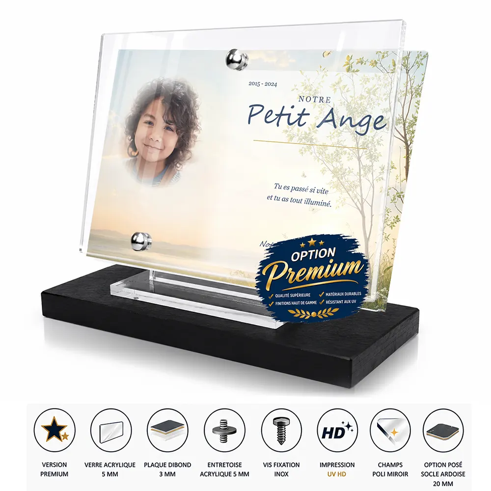 Plaque funéraire panoramique Enfant finition premium présentée sur socle en ardoise
