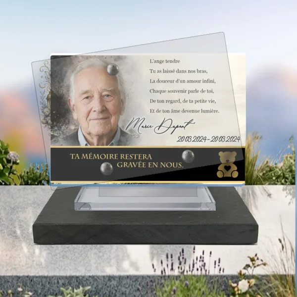 Plaque funéraire panoramique enfant posée sur socle ardoise du Brésil, fixation inox, 1er sous-décor