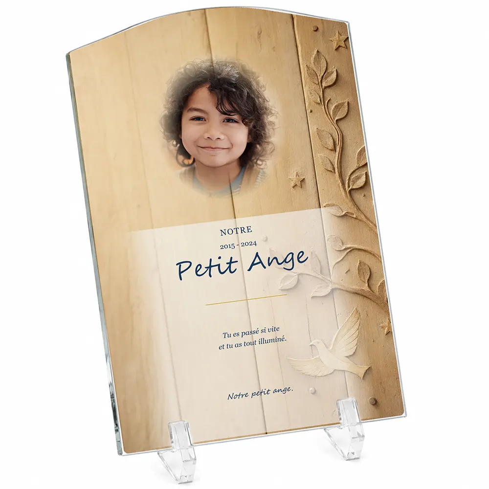 Plaque funéraire stèle Enfant personnalisée — portrait, texte libre et fond au choix, présentée sur pied plexi