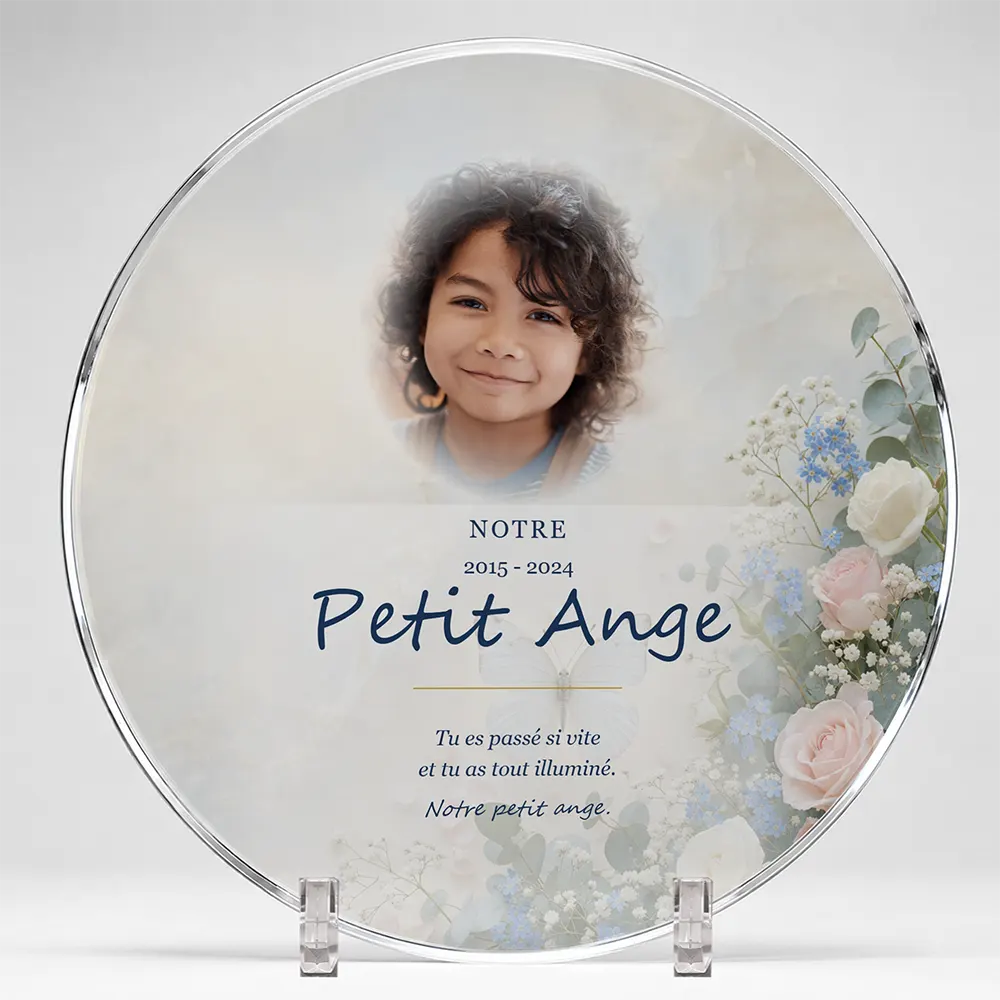 Plaque funéraire circulaire Enfant personnalisée — portrait, texte libre et fond au choix, présentée sur pied plexi