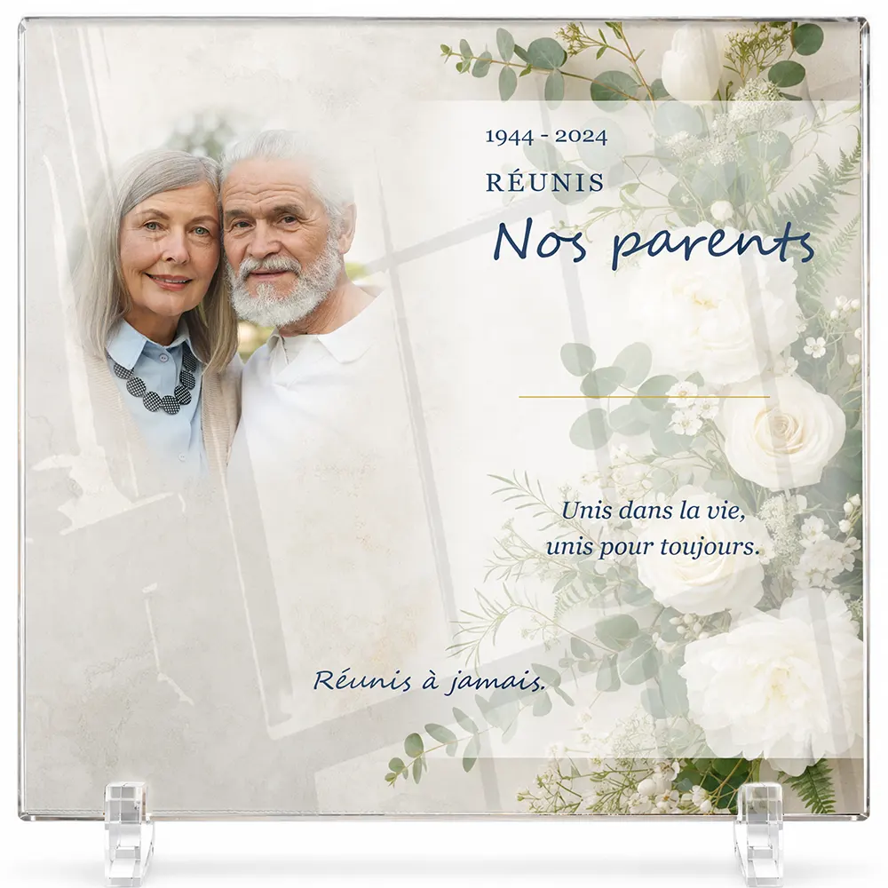Plaque funéraire carré Couple personnalisée — portrait, texte libre et fond au choix, présentée sur pied plexi