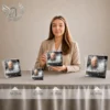 Gamme de plaques funéraires carrées avec portrait et finition dorée, présentées du format 15cm au 30cm, style mémoriel élégant