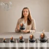 Gamme de plaques funéraires en forme de flamme argent avec portrait, présentées en cinq tailles croissantes côte à côte, finition chrome brillant