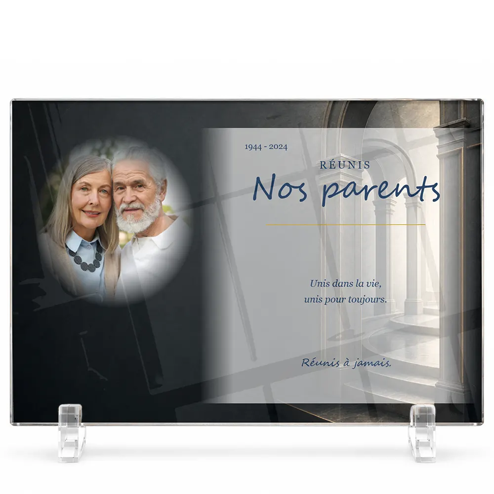 Plaque funéraire panoramique Couple personnalisée — portrait, texte libre et fond au choix, présentée sur pied plexi