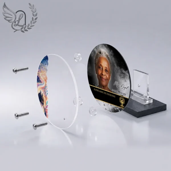 Plaque funéraire médaillon rond couple en vue éclatée : assemblage 5 couches plexiglas, entretoises chromées, dibond aluminium, vis inox 316