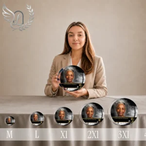 Gamme complète de plaques médaillon circulaires finition or, du format M au 3XL, avec portrait en dégradé gris et texte personnalisé, présentées côte à côte