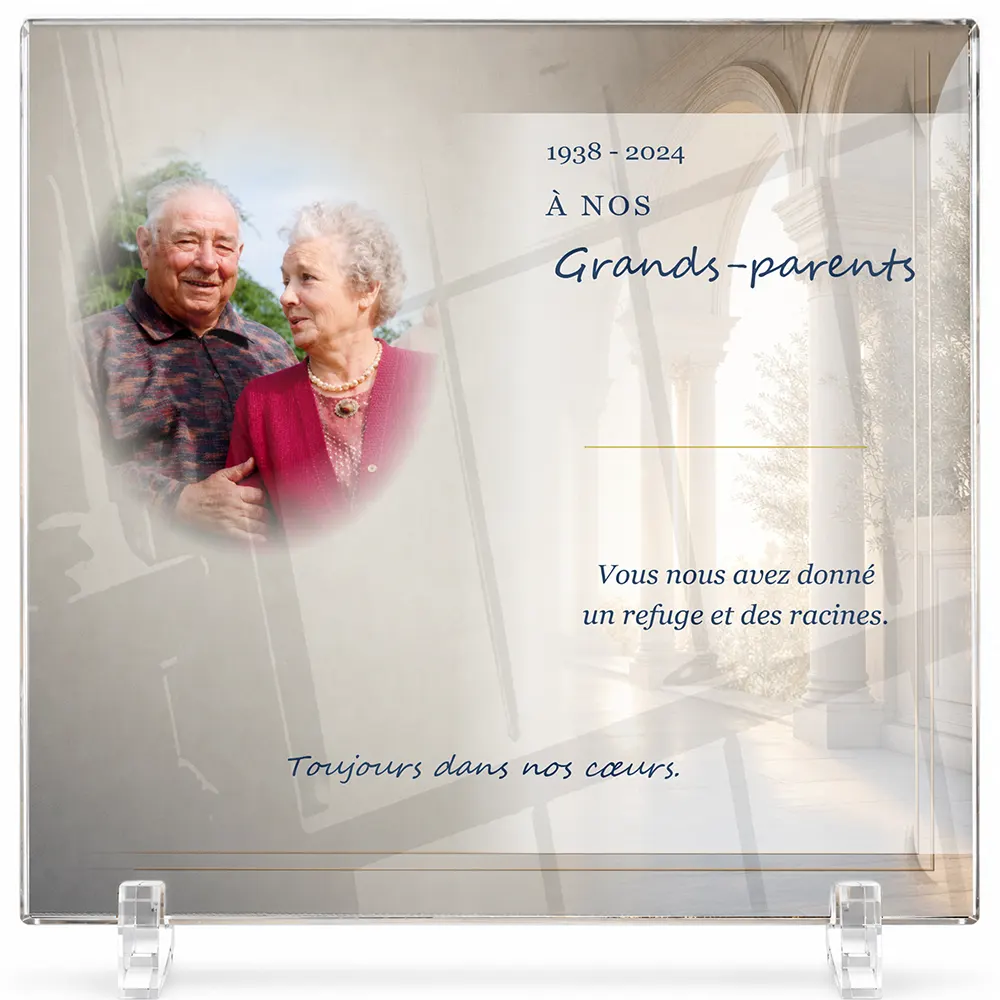 Plaque funéraire carré Grands-parents personnalisée — portrait, texte libre et fond au choix, présentée sur pied plexi