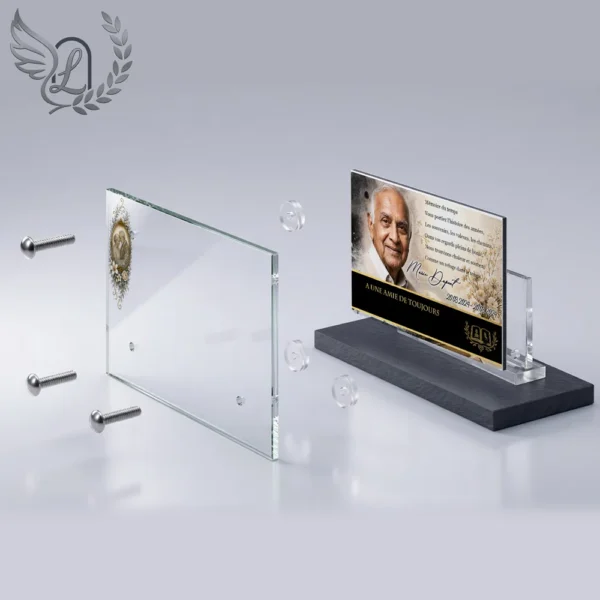 Plaque funéraire panoramique grands-parents en vue éclatée : assemblage 5 couches plexiglas, entretoises chromées, dibond aluminium, vis inox 316