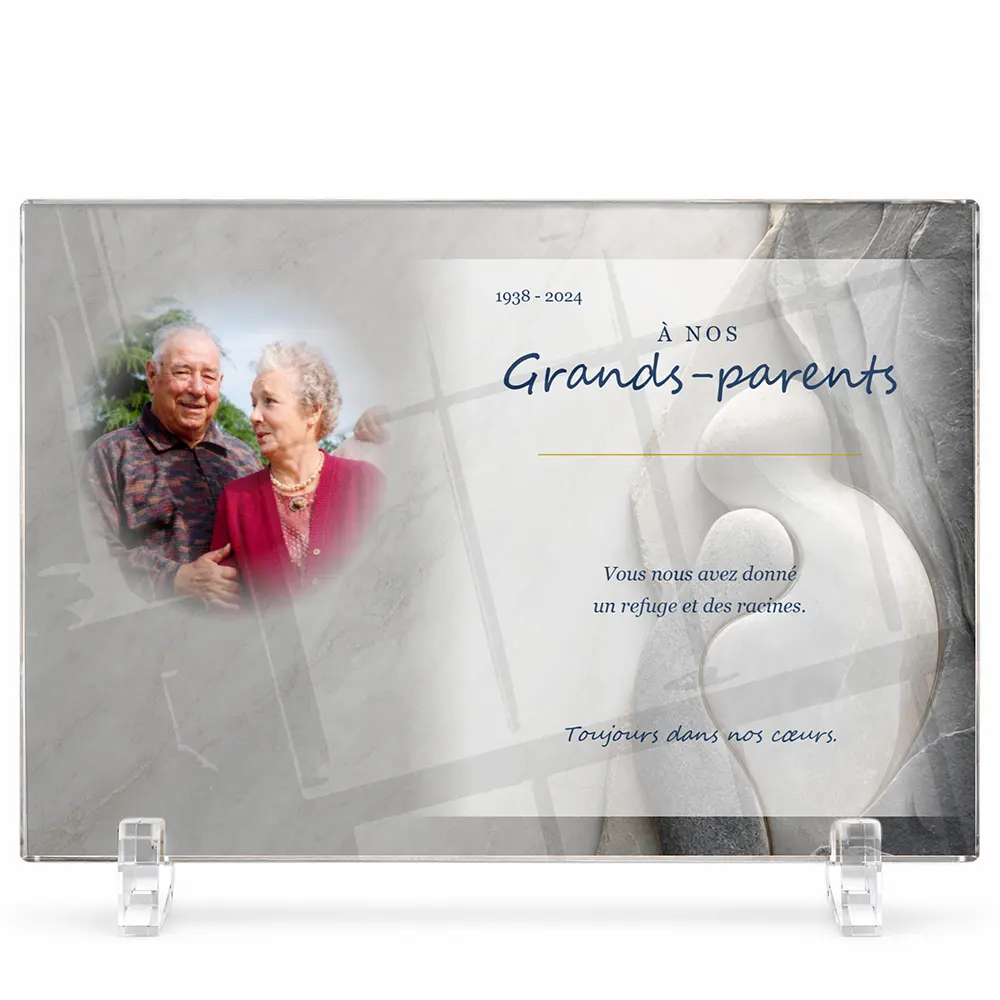 Plaque funéraire panoramique Grands-parents personnalisée — portrait, texte libre et fond au choix, présentée sur pied plexi