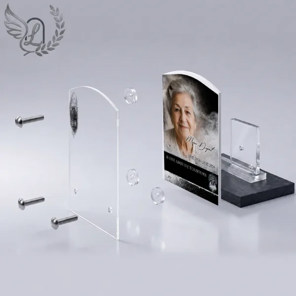 Plaque funéraire rectangle grands-parents en vue éclatée : assemblage 5 couches plexiglas, entretoises chromées, dibond aluminium, vis inox 316