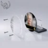 Plaque funéraire médaillon rond grands-parents en vue éclatée : assemblage 5 couches plexiglas, entretoises chromées, dibond aluminium, vis inox 316