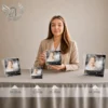 Ensemble de plaques funéraires carrées en plexi or présentées côte à côte, portrait en noir et blanc de femme âgée souriante, motif floral doré, différentes dimensions de 15 à 30 cm