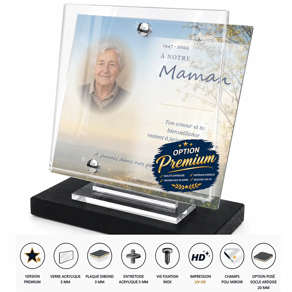 Plaque funéraire carré Maman-Papa finition premium présentée sur socle en ardoise