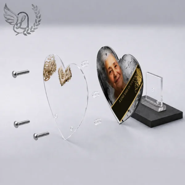 Plaque funéraire cœur maman-papa en vue éclatée : assemblage 5 couches plexiglas, entretoises chromées, dibond aluminium, vis inox 316