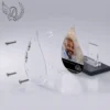 Plaque funéraire flamme maman-papa en vue éclatée : assemblage 5 couches plexiglas, entretoises chromées, dibond aluminium, vis inox 316