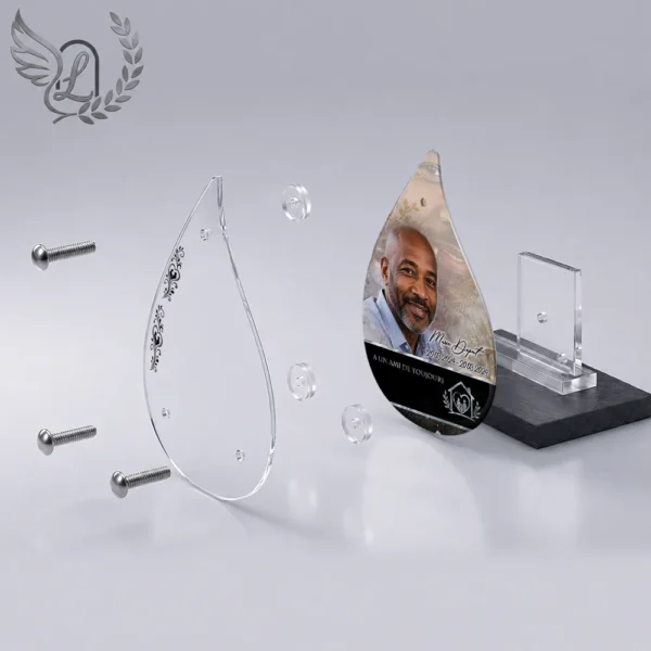 Plaque funéraire flamme maman-papa en vue éclatée : assemblage 5 couches plexiglas, entretoises chromées, dibond aluminium, vis inox 316