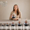 Gamme de plaques funéraires flamme en plexiglas argenté avec portrait photo et gravure Maman-Papa, présentées en 5 tailles croissantes du L au 4XL