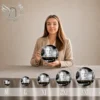 Gamme de plaques funéraires circulaires en plexiglas avec finition or, portrait en noir et blanc, présentées en 5 tailles croissantes, hommage familial personnalisé