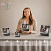 Gamme complète de plaques funéraires carrées à finition dorée avec portrait de chien, présentées en quatre tailles côte à côte, du format petit au grand, sur socle plexiglas transparent