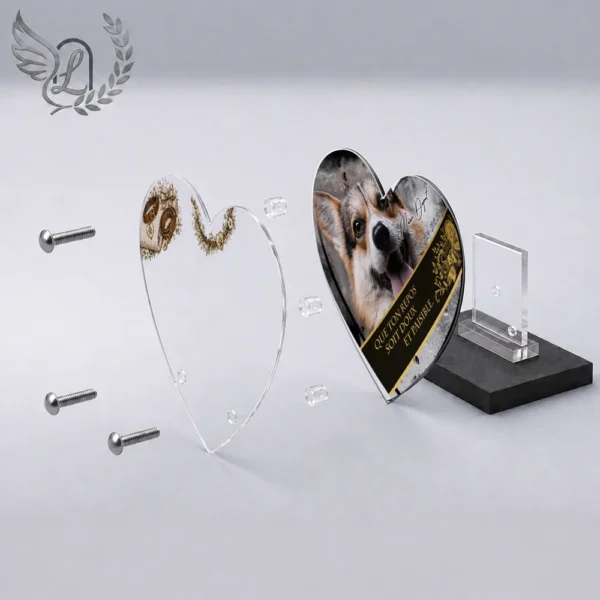 Plaque funéraire cœur animal de compagnie en vue éclatée : assemblage 5 couches plexiglas, entretoises chromées, dibond aluminium, vis inox 316