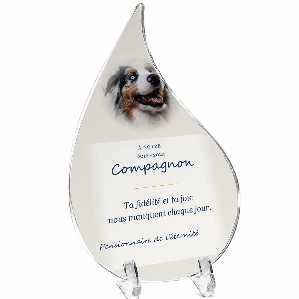 Plaque funéraire flamme Animal de compagnie personnalisée — portrait, texte libre et fond au choix, présentée sur pied plexi