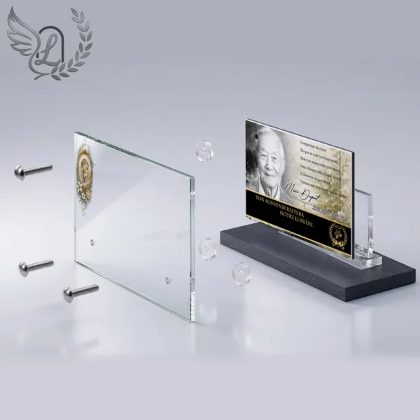 Plaque funéraire panoramique animal de compagnie en vue éclatée : assemblage 5 couches plexiglas, entretoises chromées, dibond aluminium, vis inox 316