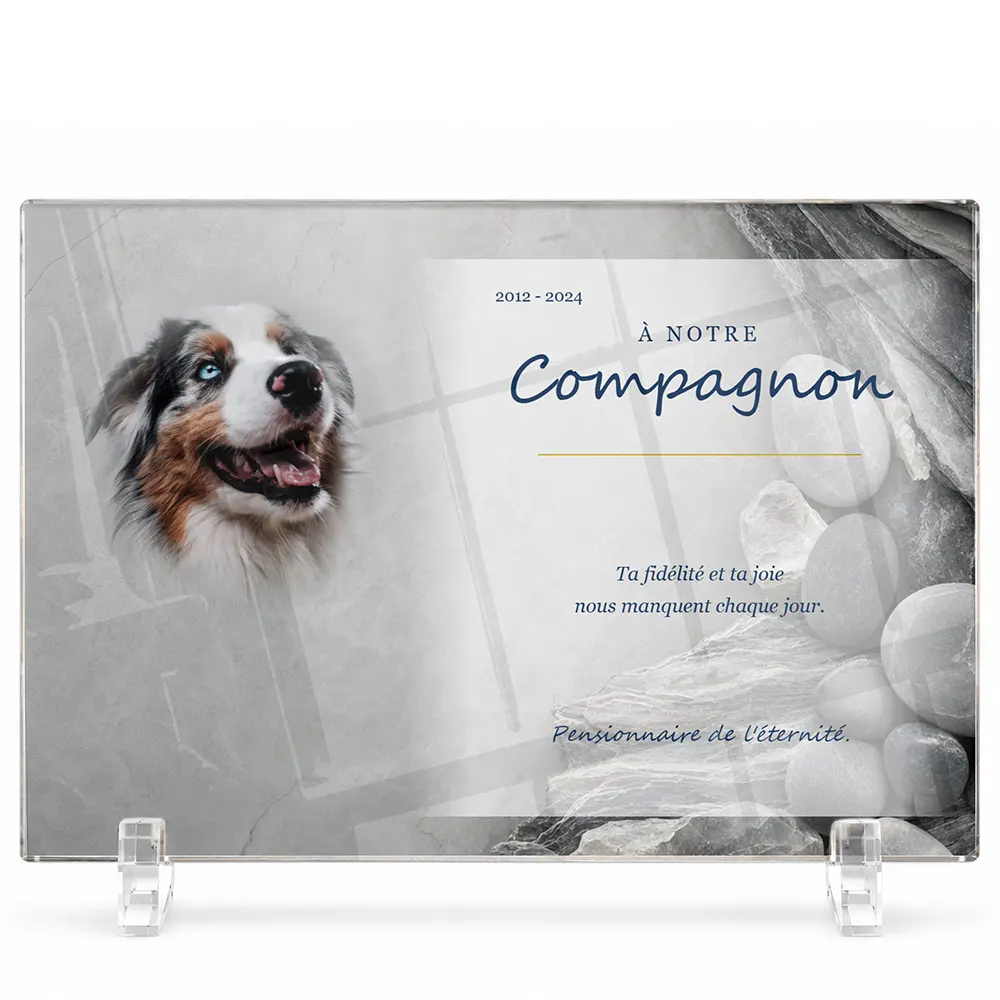 Plaque funéraire panoramique Animal de compagnie personnalisée — portrait, texte libre et fond au choix, présentée sur pied plexi